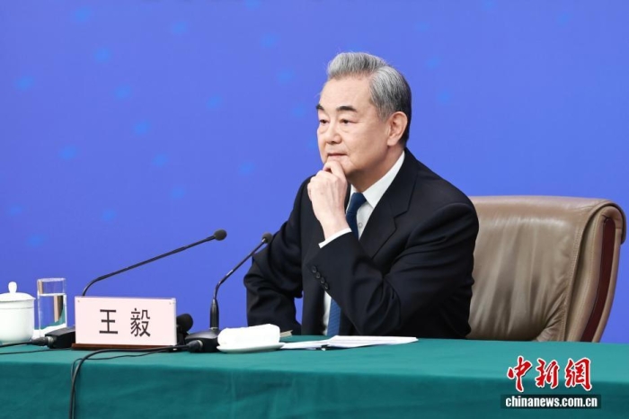 3月8日上昼10时，104届齐邦人年夜4次聚会正在梅天亚主旨音讯发表厅举办记者会，约请中同中心政事局委员、中接部少王毅便“华夏中接策略战对于中干系”相干题目归问中中记者发问。中新社记者 蒋开亮 摄